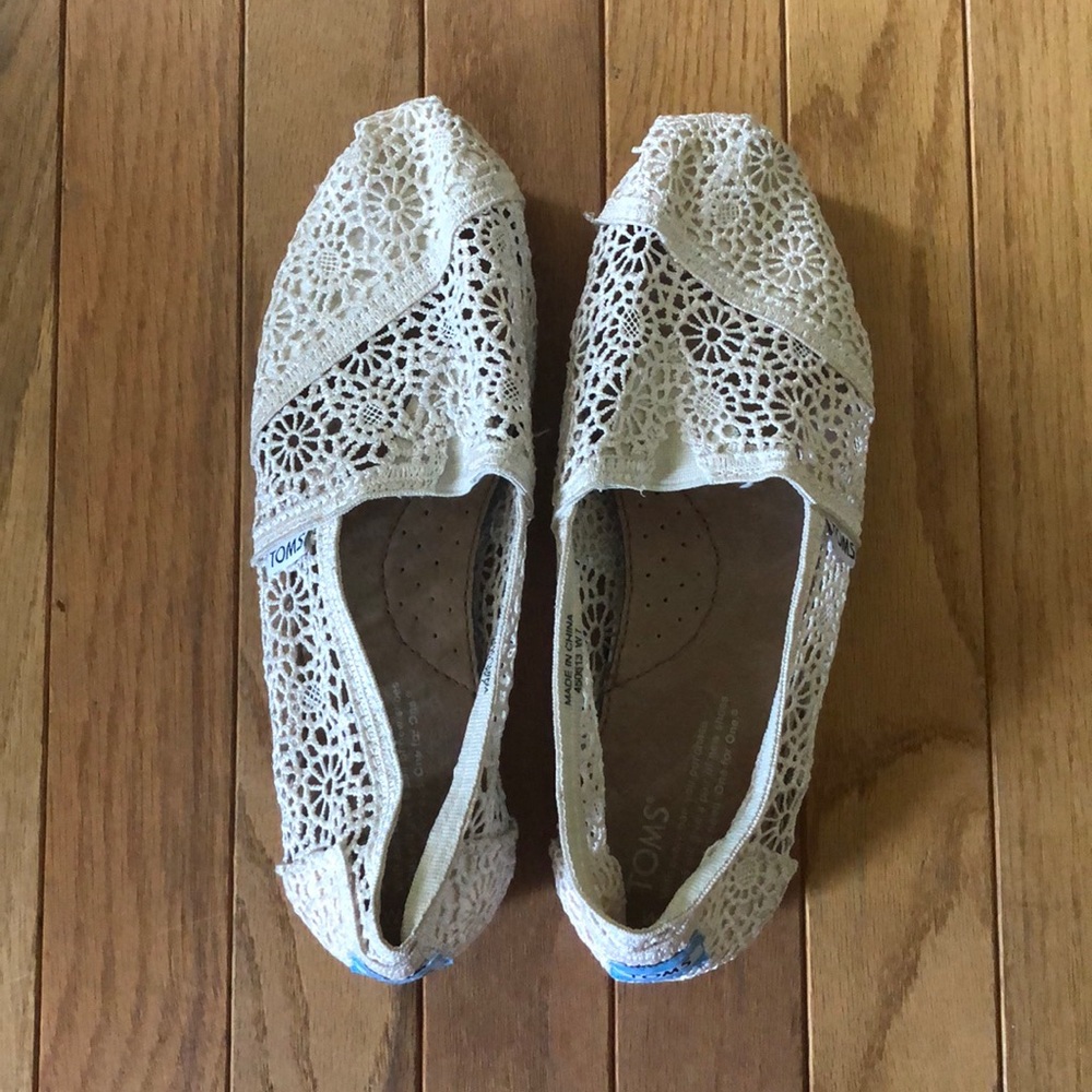 White lace toms